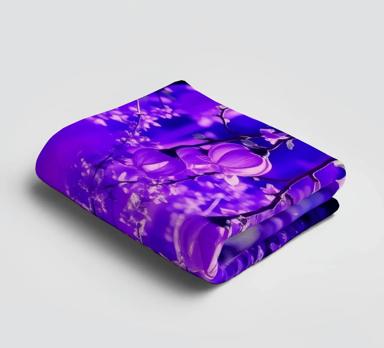 fiori viola e piante luminose in una foresta asciugamano da bagno da DesignDoodle