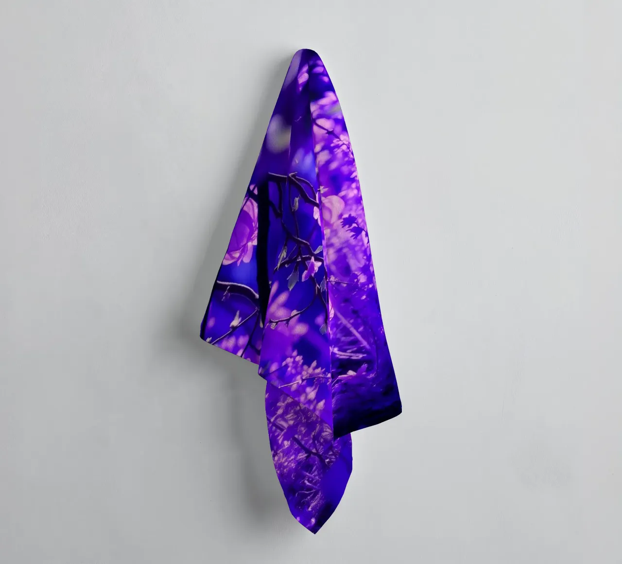 fiori viola e piante luminose in una foresta asciugamano da bagno da DesignDoodle