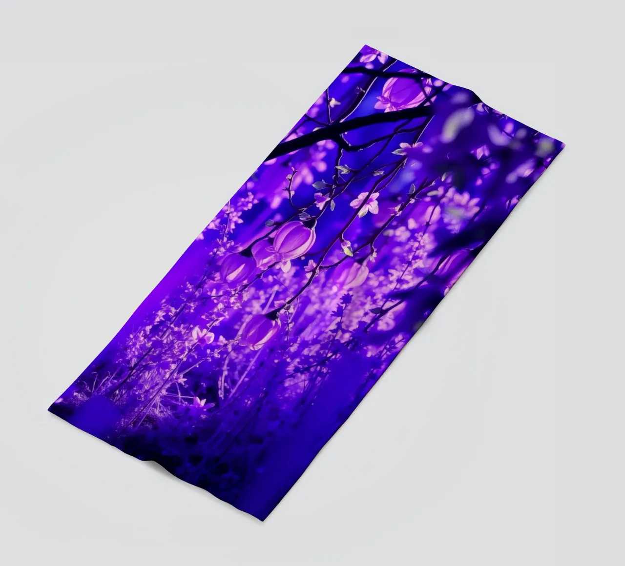 fiori viola e piante luminose in una foresta telo mare da DesignDoodle