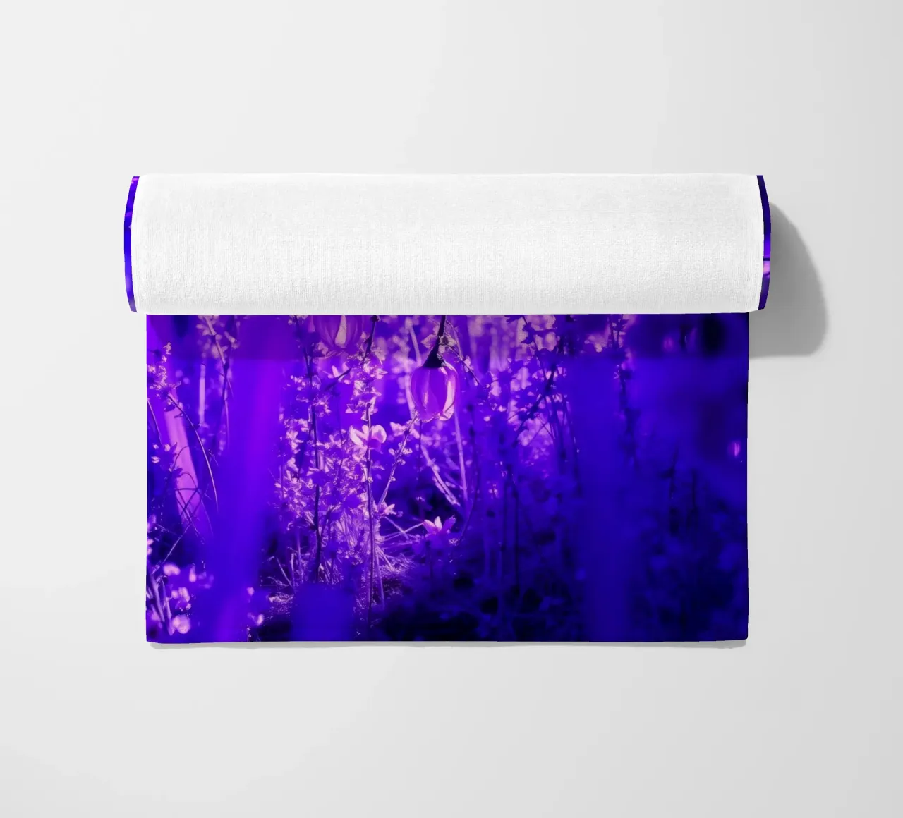 fiori viola e piante luminose in una foresta telo mare da DesignDoodle