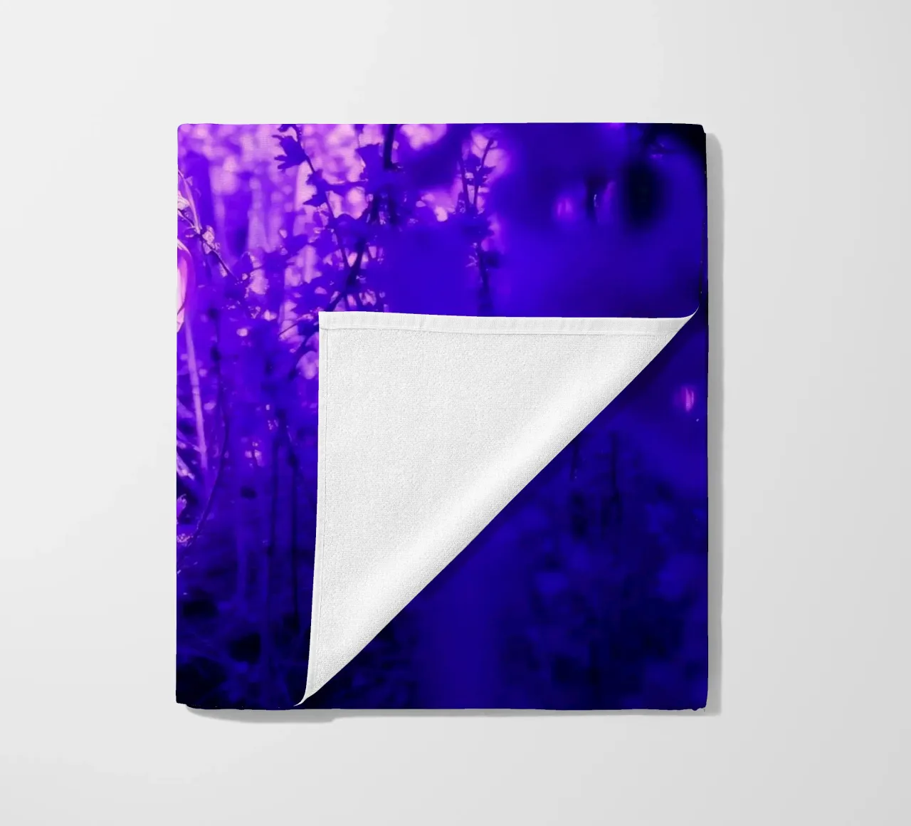 fiori viola e piante luminose in una foresta telo mare da DesignDoodle