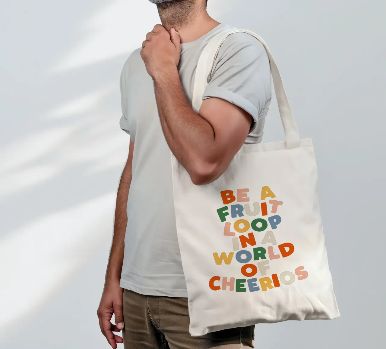 Sé un Fruitloop en un mundo de Cheerios Impresión tipográfica tote bag de THE MOTIVATED TYPE