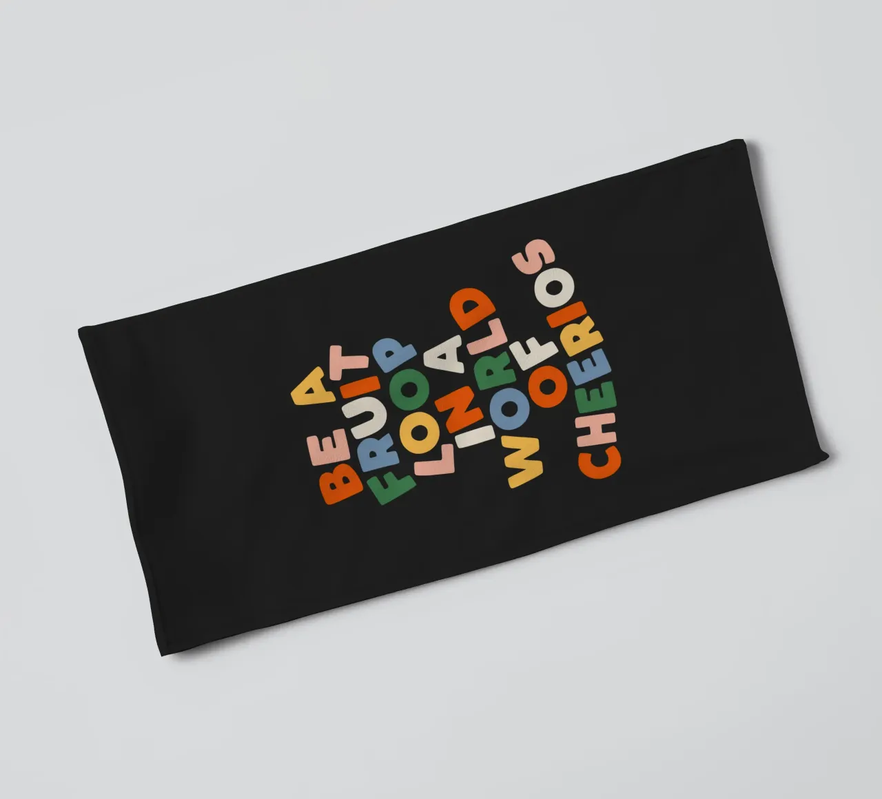 Stampa tipografica "Be a Fruitloop in a World of Cheerios". asciugamano da bagno da THE MOTIVATED TYPE