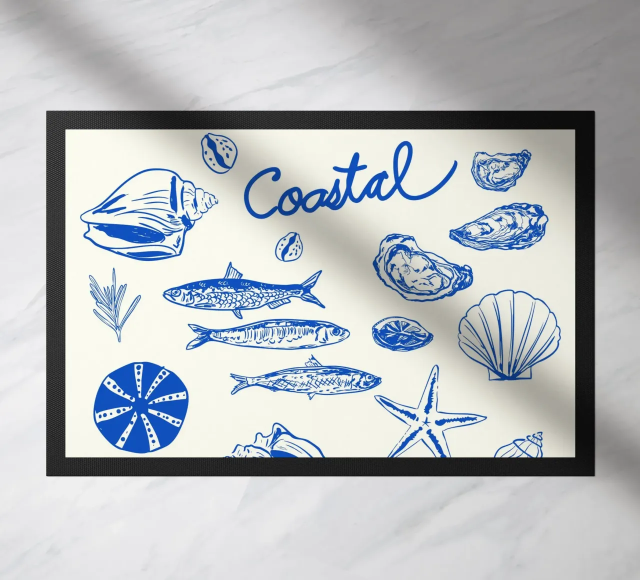 Fuga costiera blu - Conchiglie e frutti di mare minimalisti zerbino da EDMPROJECT