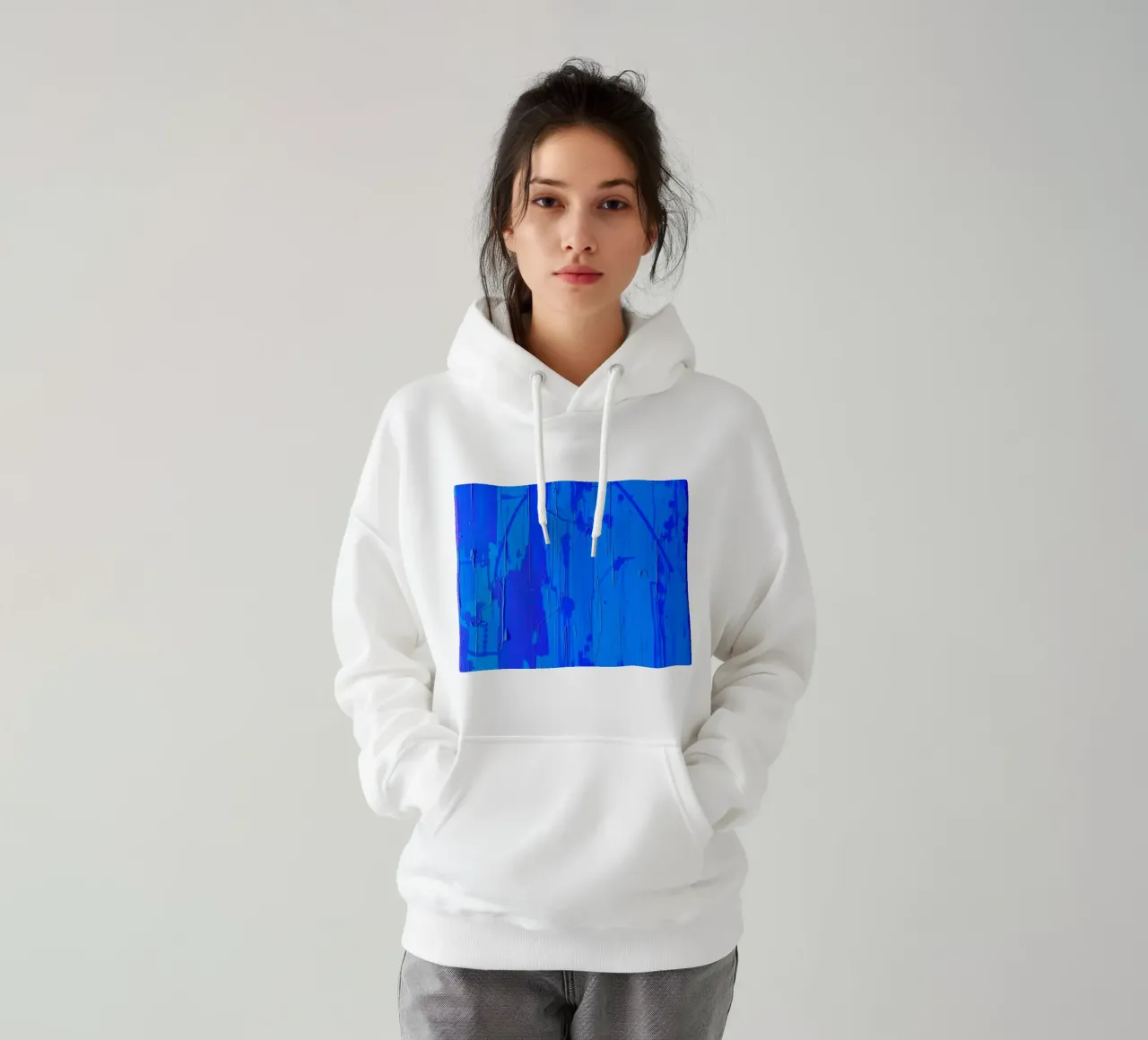 Œuvre d'art abstraite bleue présentant une surface texturée et des variations de couleurs. sweat à capuche de DesignDoodle