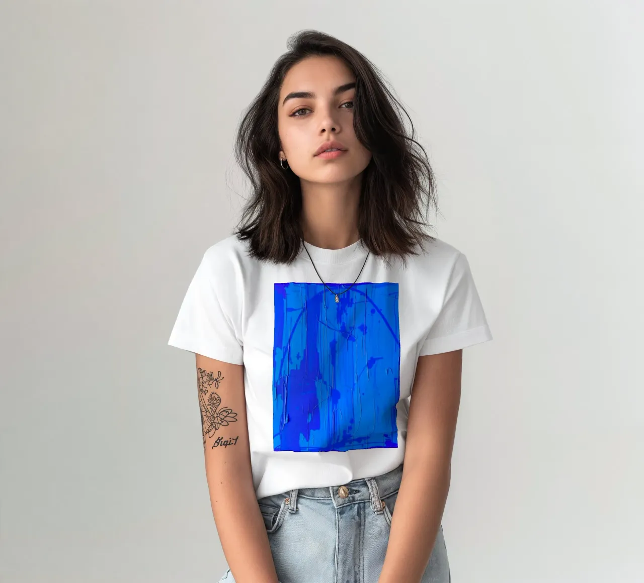 Abstract blauw kunstwerk met gestructureerd oppervlak en variërende t-shirt van DesignDoodle
