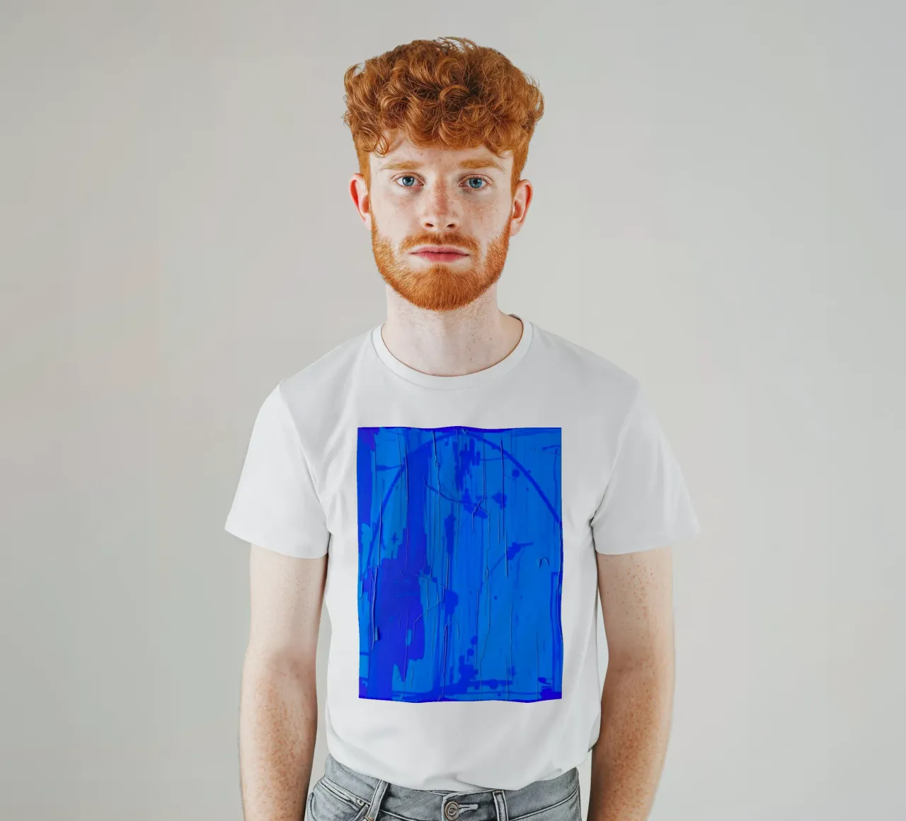 Abstract blauw kunstwerk met gestructureerd oppervlak en variërende t-shirt van DesignDoodle