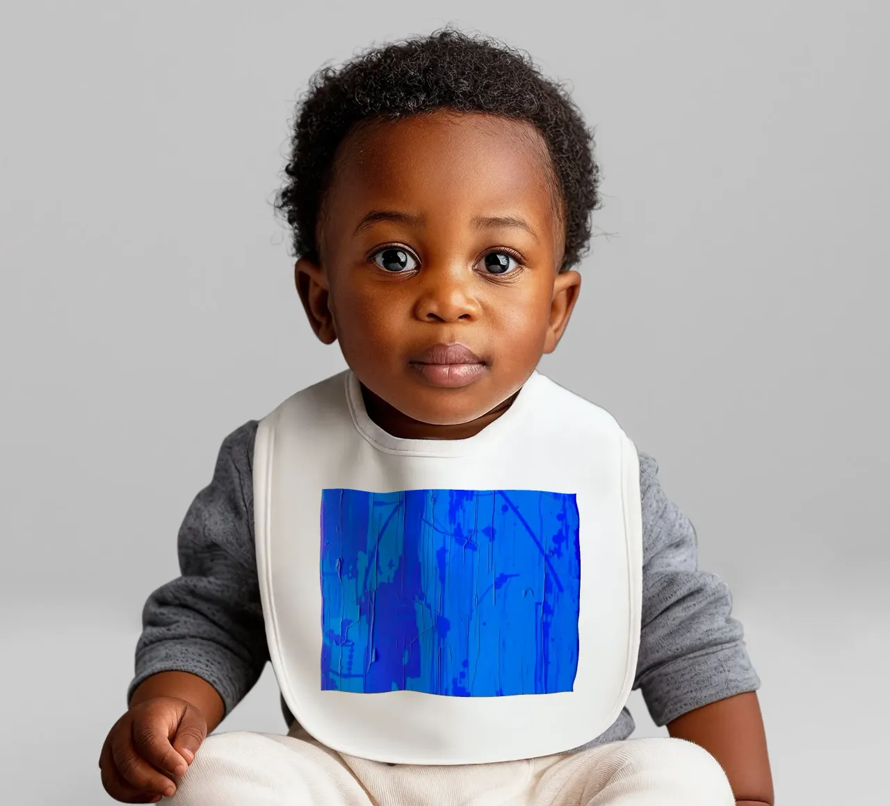 Abstraktes blaues Kunstwerk mit strukturierter Oberfläche und unterschiedlichen Babylätzchen von DesignDoodle