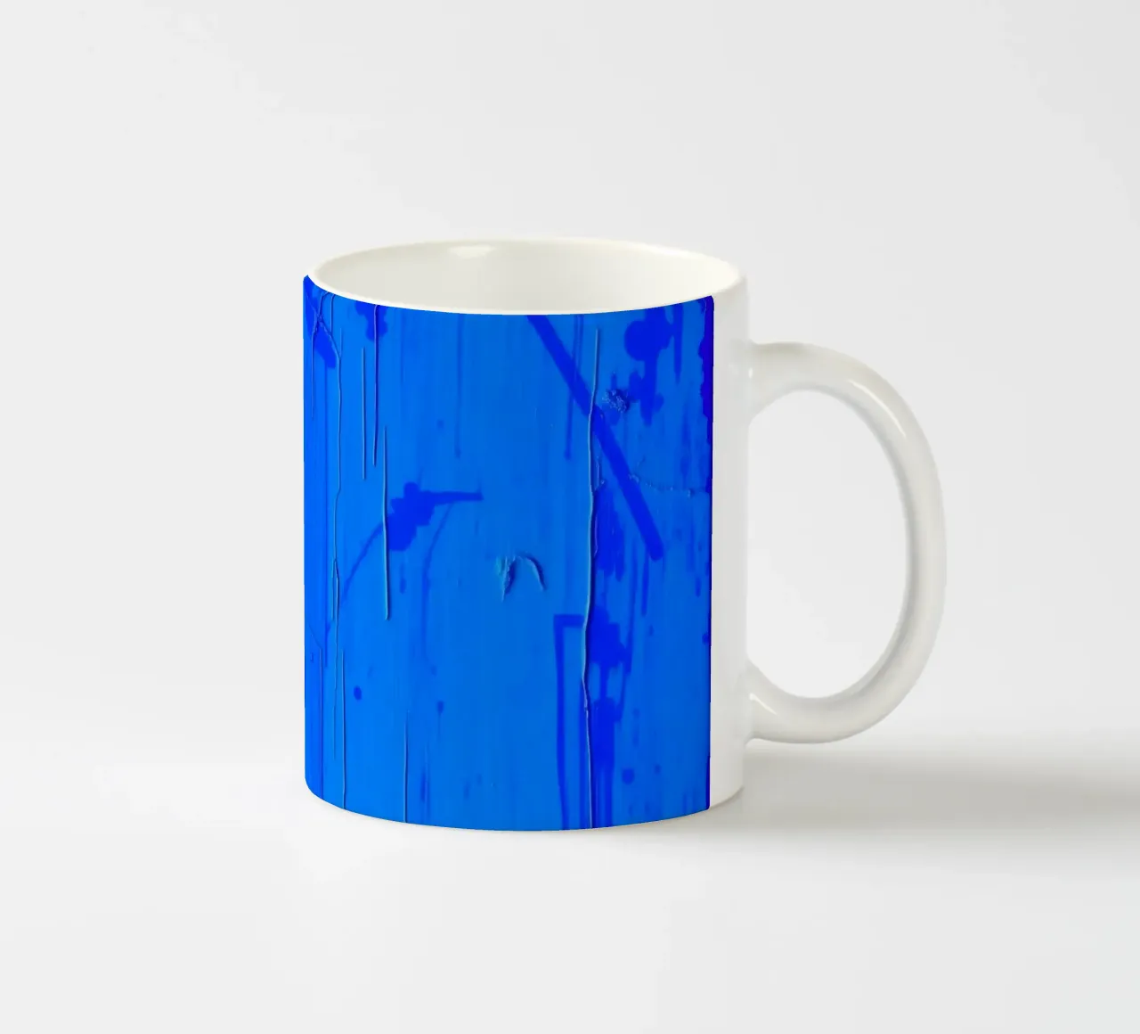 Abstract blauw kunstwerk met gestructureerd oppervlak en variërende keramische mok van DesignDoodle