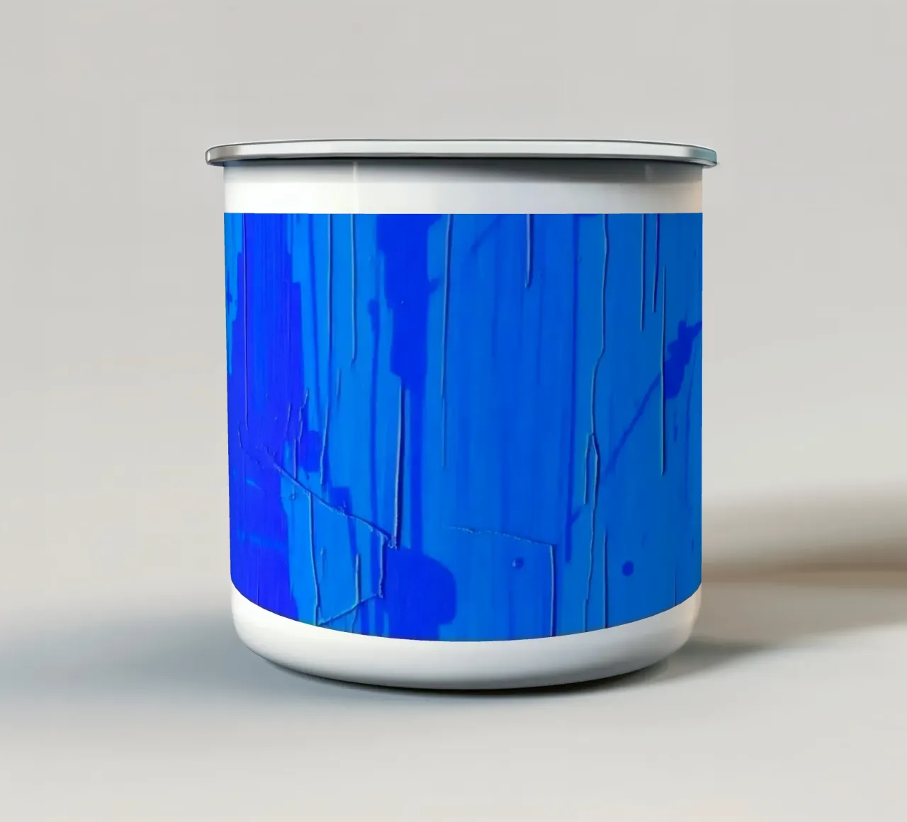Opera d'arte astratta di colore blu, con superficie strutturata e variegata. tazza in smalto da DesignDoodle