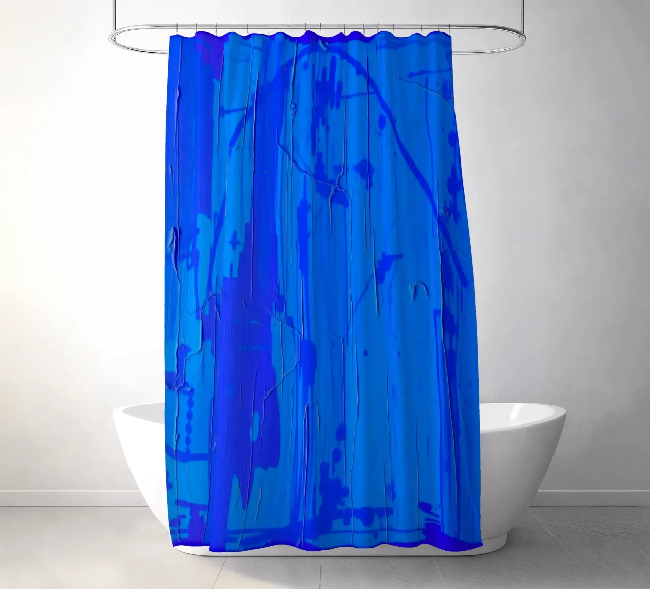 Abstract blauw kunstwerk met gestructureerd oppervlak en variërende douchegordijn van DesignDoodle