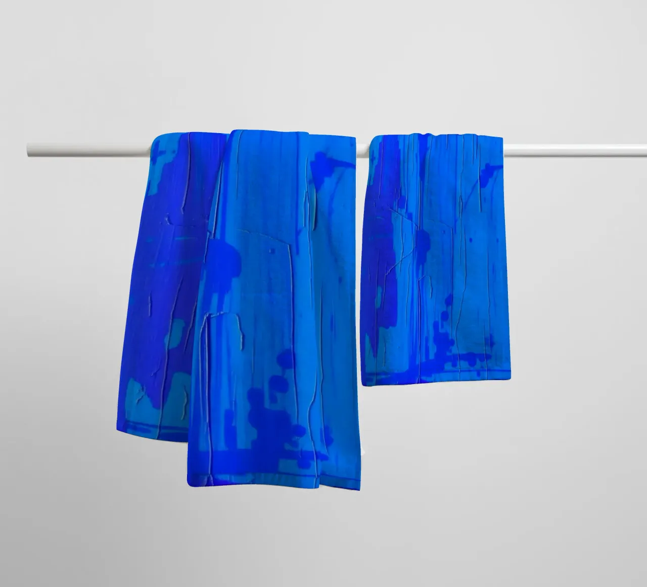 Abstract blauw kunstwerk met gestructureerd oppervlak en variërende badhanddoek van DesignDoodle