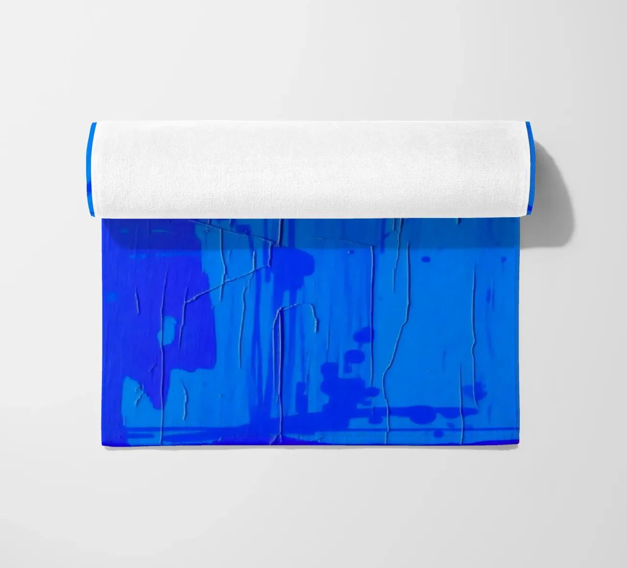 Abstract blauw kunstwerk met gestructureerd oppervlak en variërende strandhanddoek van DesignDoodle