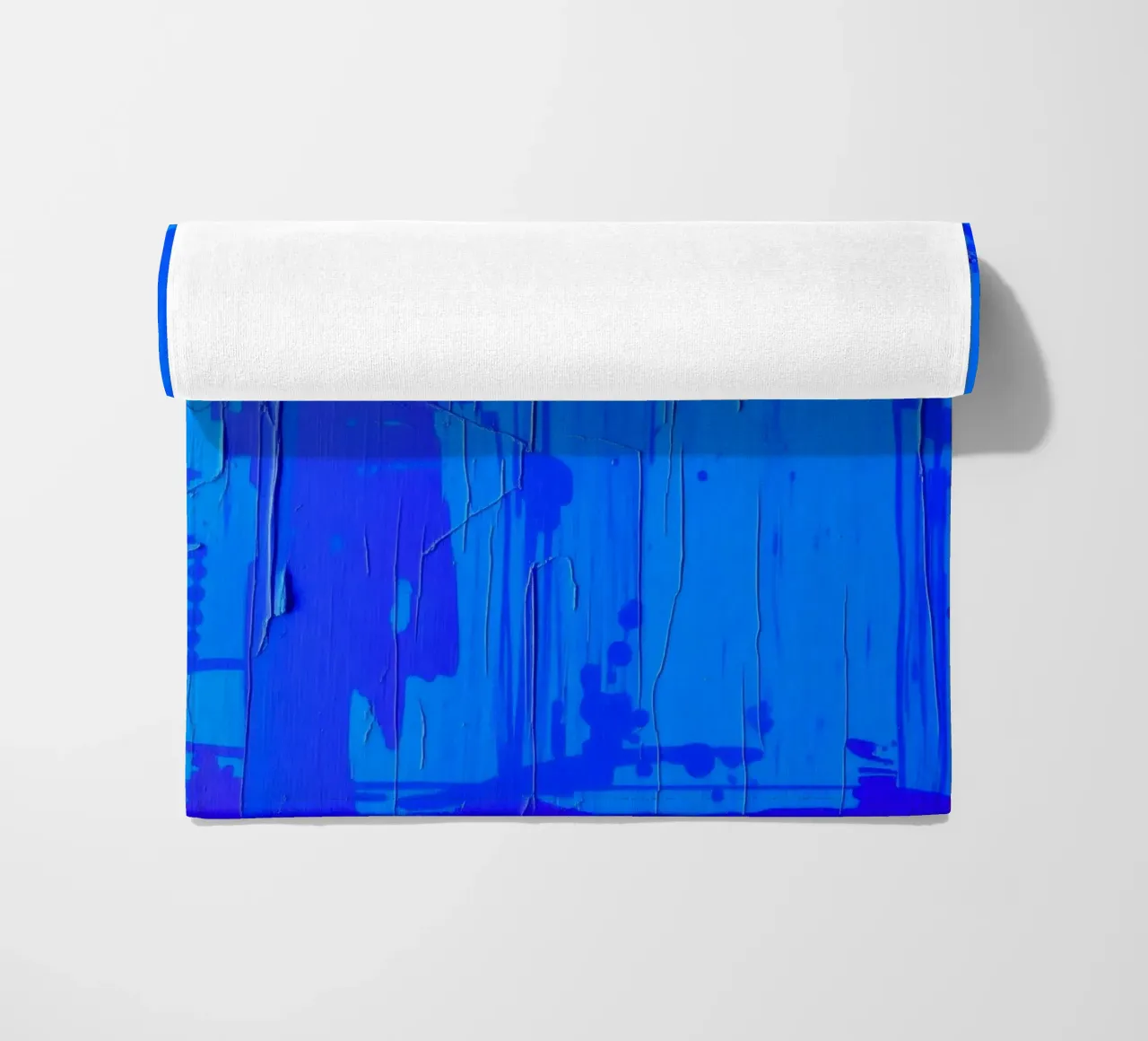 Abstract blauw kunstwerk met gestructureerd oppervlak en variërende strandhanddoek van DesignDoodle