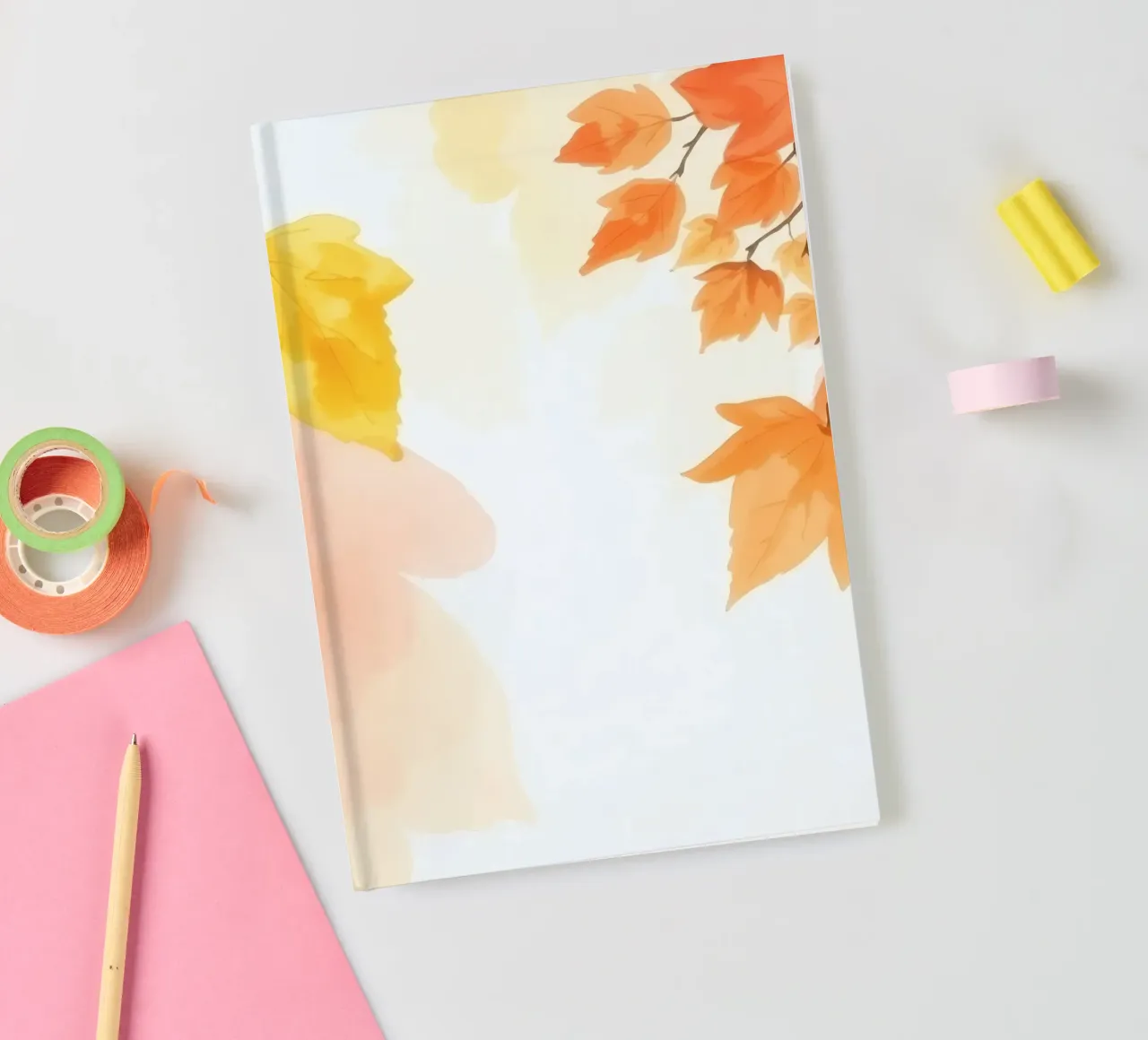 Feuilles d'automne dérivant doucement sur un fond d'art pastel doux carnet de notes de DesignDoodle