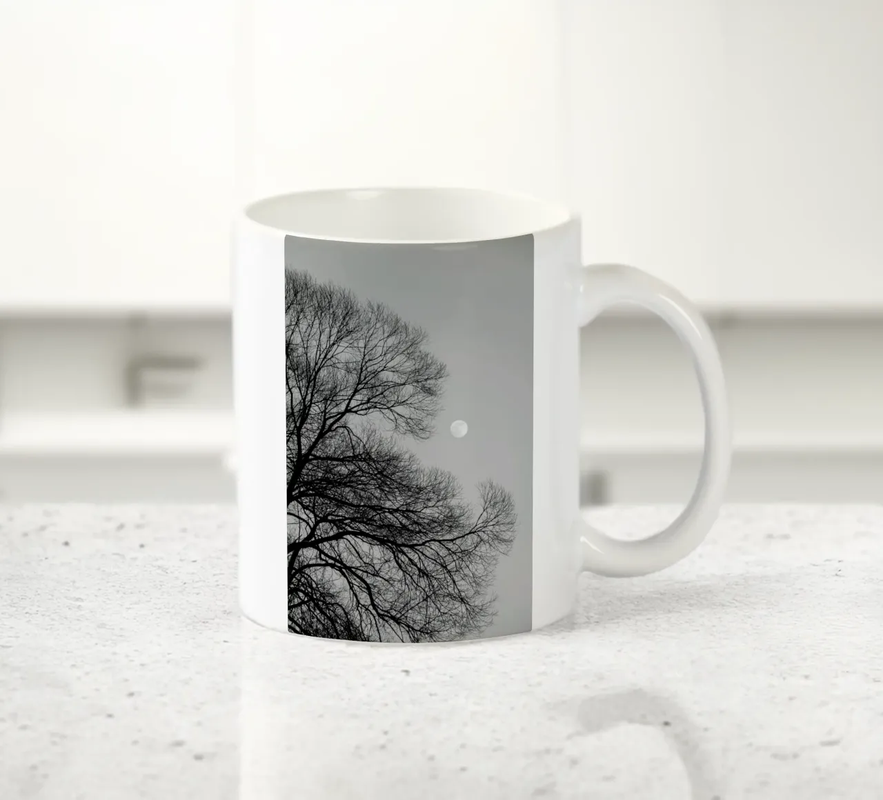 Full Moon Loves Winter Tree - Black & White Edition tazza in ceramica da Studio Nahili