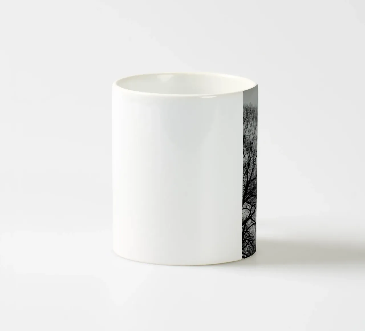 Full Moon Loves Winter Tree - Black & White Edition tazza in ceramica da Studio Nahili