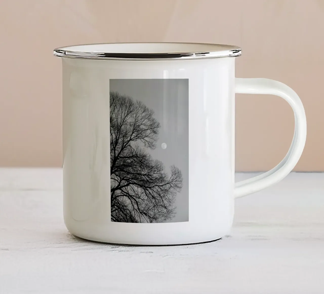 Full Moon Loves Winter Tree - Black & White Edition tazza in smalto da Studio Nahili