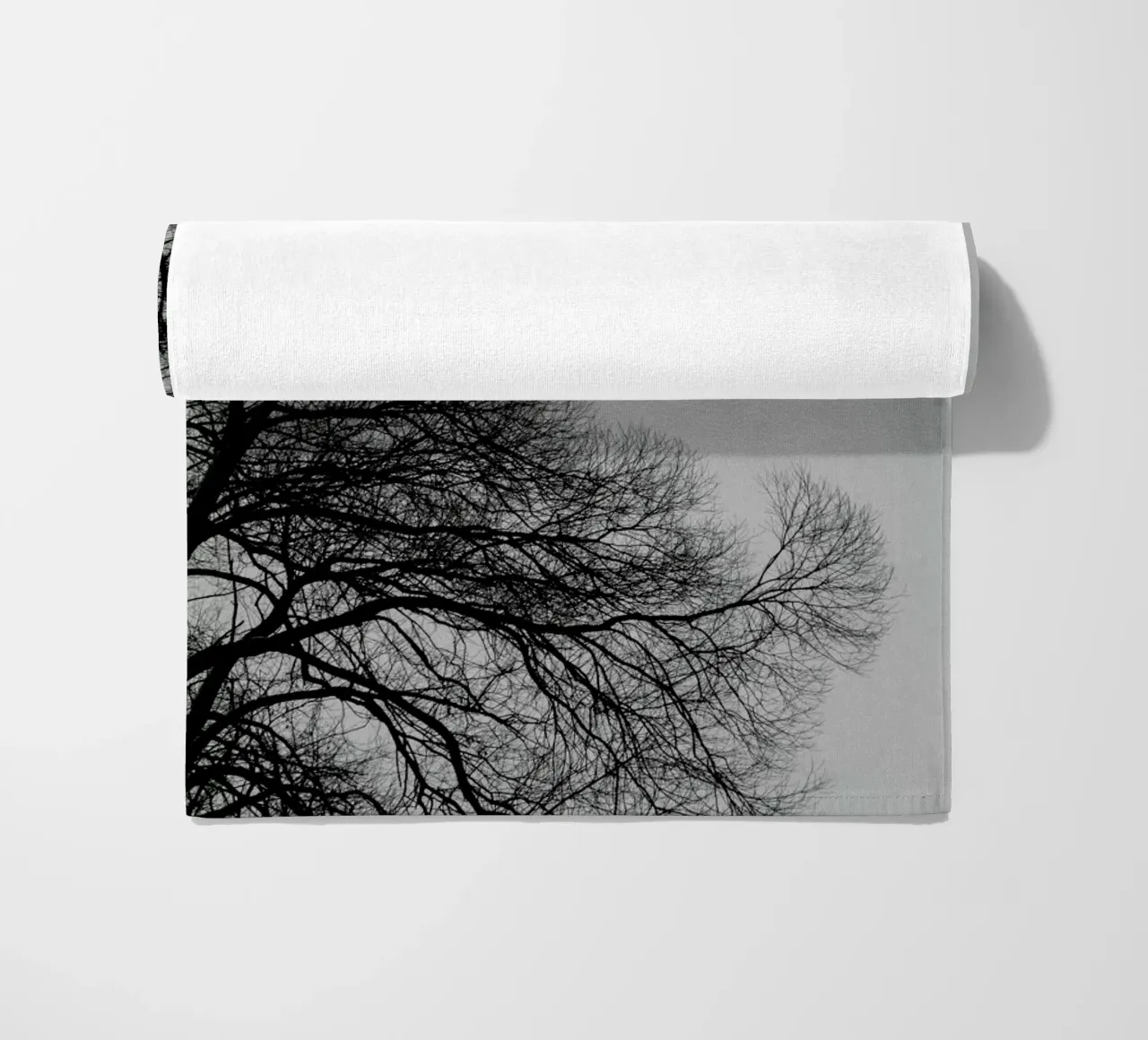 Full Moon Loves Winter Tree - Black & White Edition telo mare da Studio Nahili