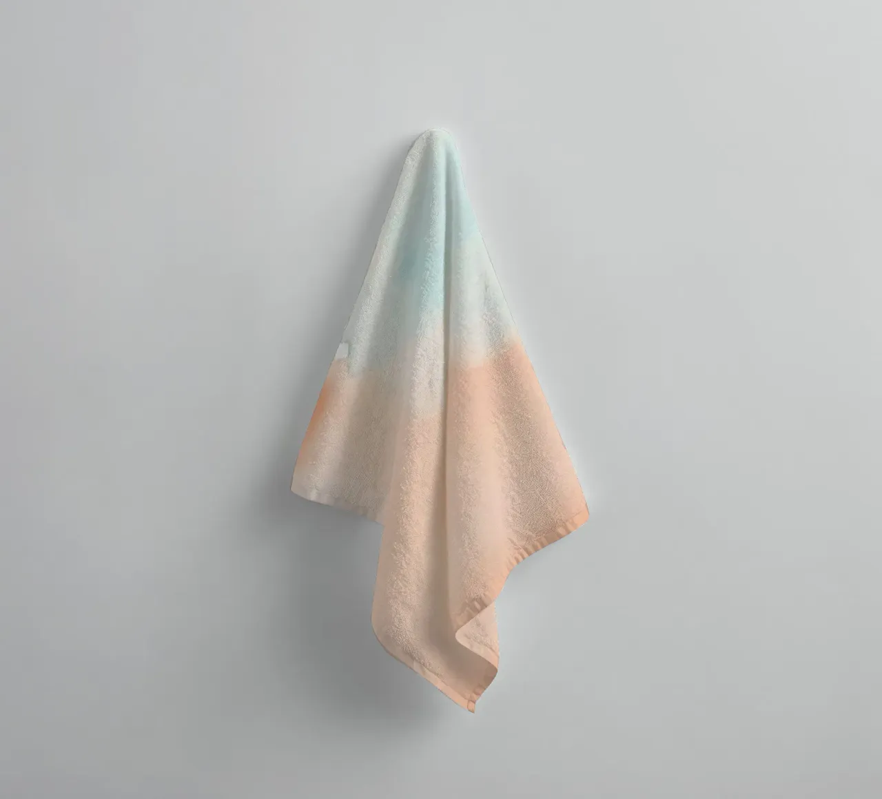 Zachte aquarelachtergrond in perzikkleur en lichtblauw badhanddoek van DesignDoodle