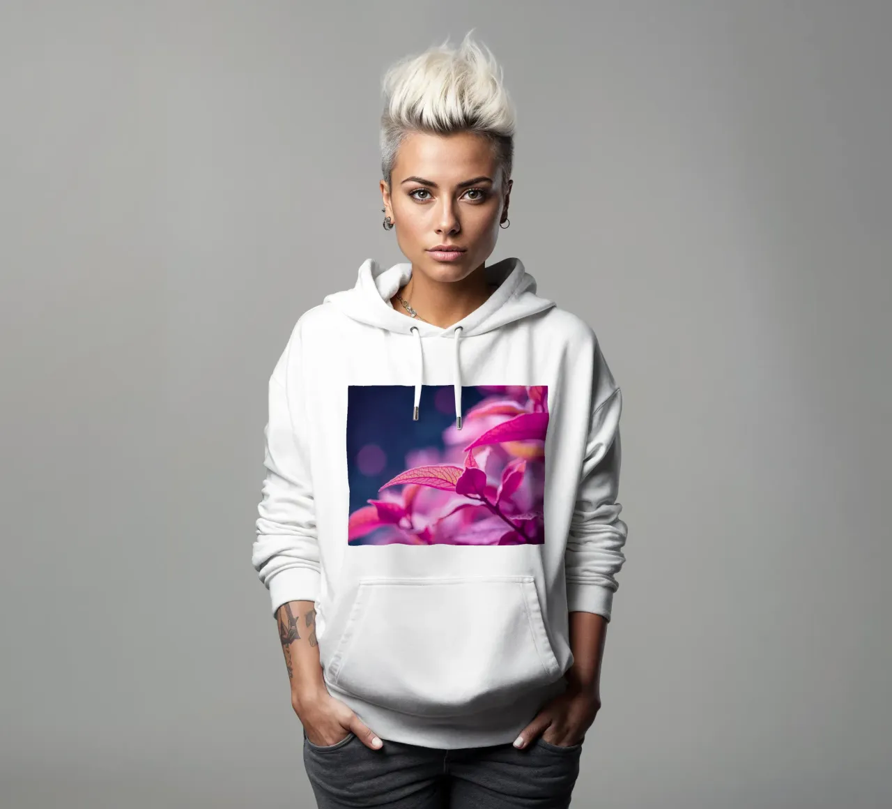 fogliame rosa illuminato da una luce soffusa in un look tranquillo felpa con cappuccio da DesignDoodle