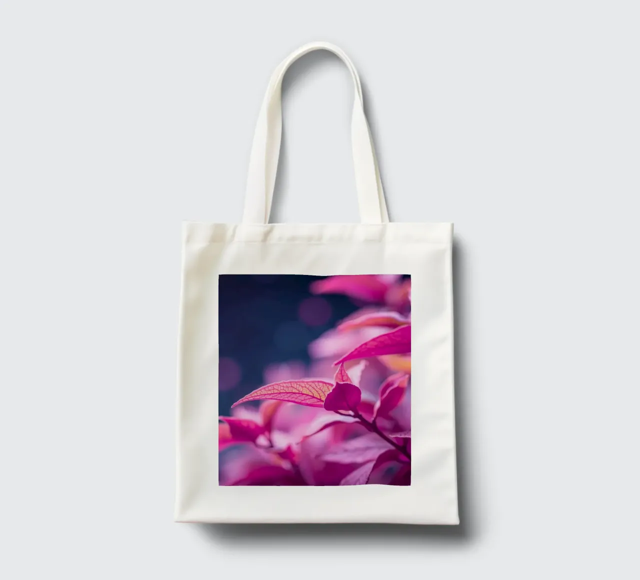 fogliame rosa illuminato da una luce soffusa in un look tranquillo borsa in juta da DesignDoodle
