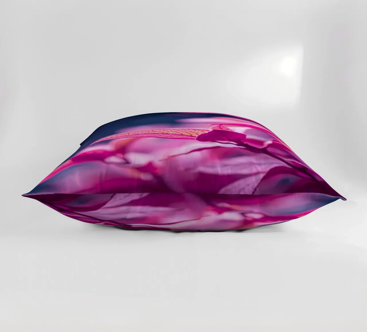 fogliame rosa illuminato da una luce soffusa in un look tranquillo cuscino da DesignDoodle