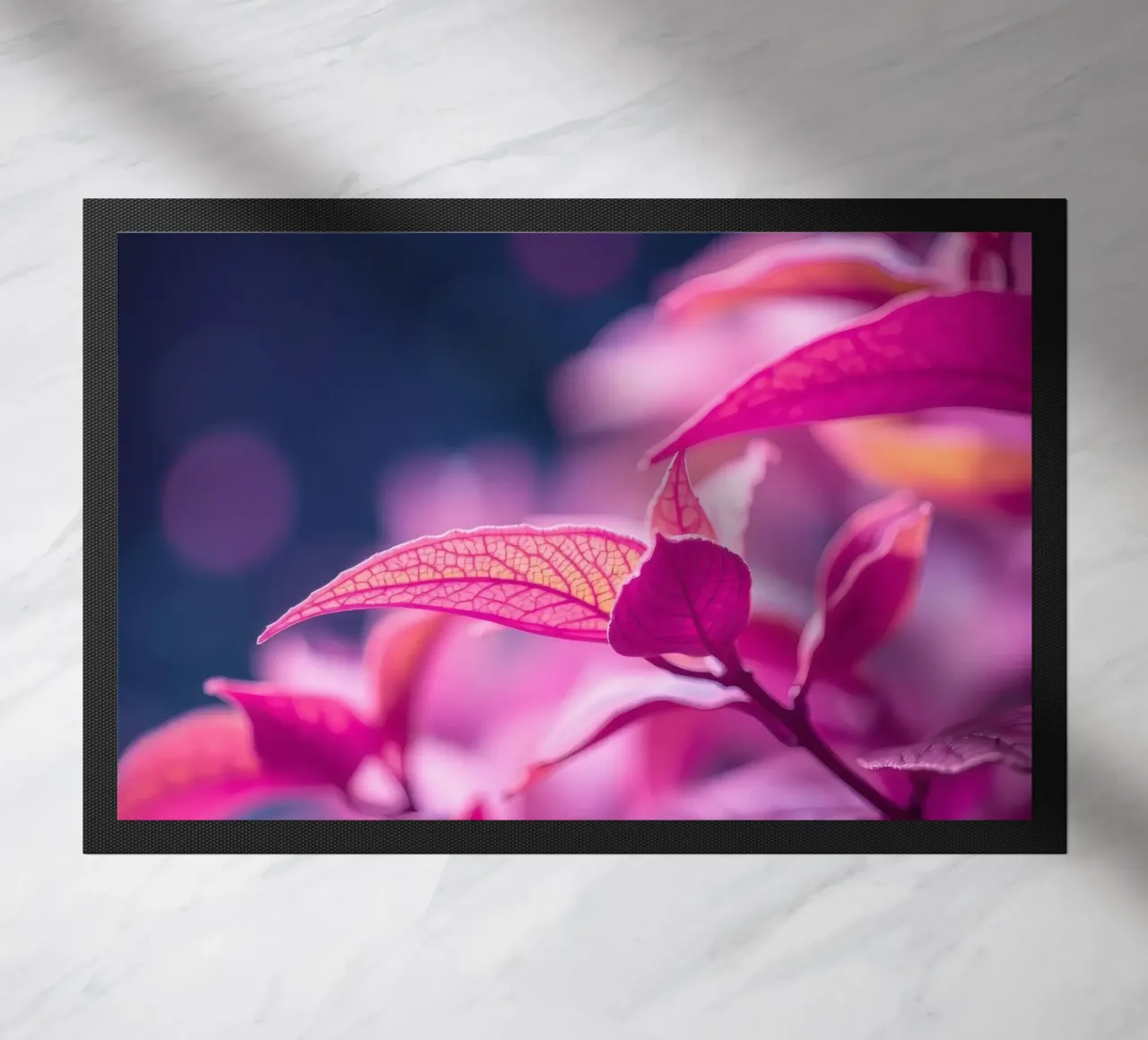fogliame rosa illuminato da una luce soffusa in un look tranquillo zerbino da DesignDoodle