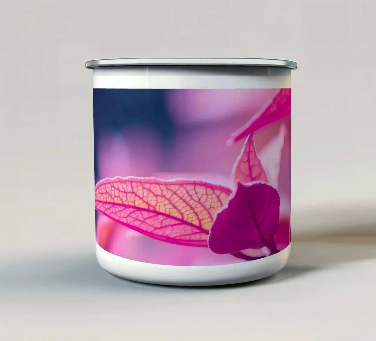 fogliame rosa illuminato da una luce soffusa in un look tranquillo tazza in smalto da DesignDoodle