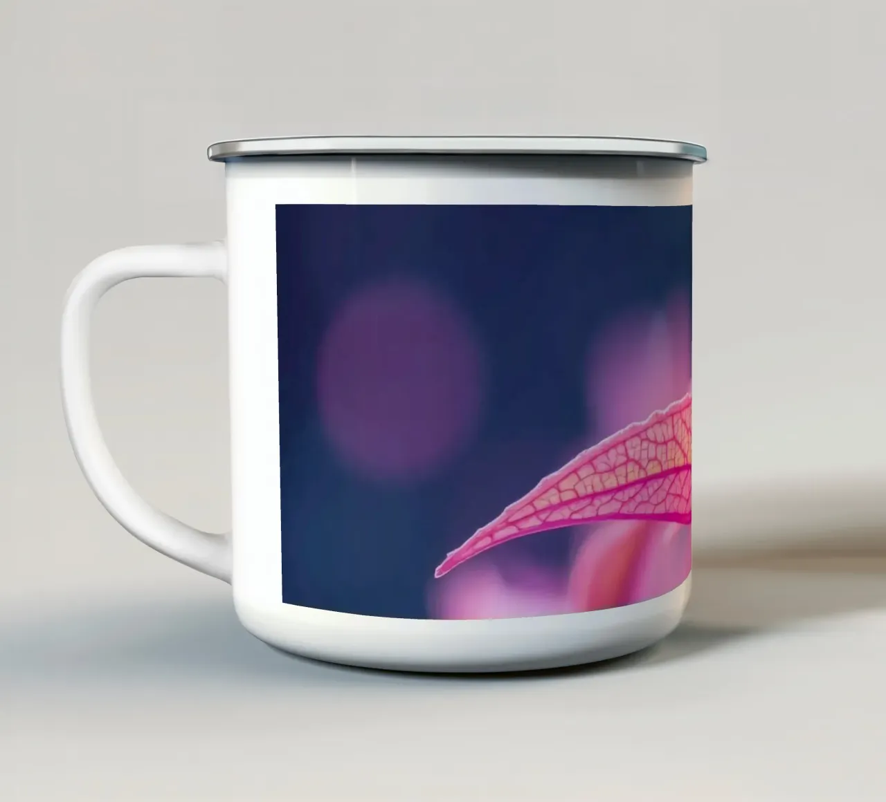 fogliame rosa illuminato da una luce soffusa in un look tranquillo tazza in smalto da DesignDoodle