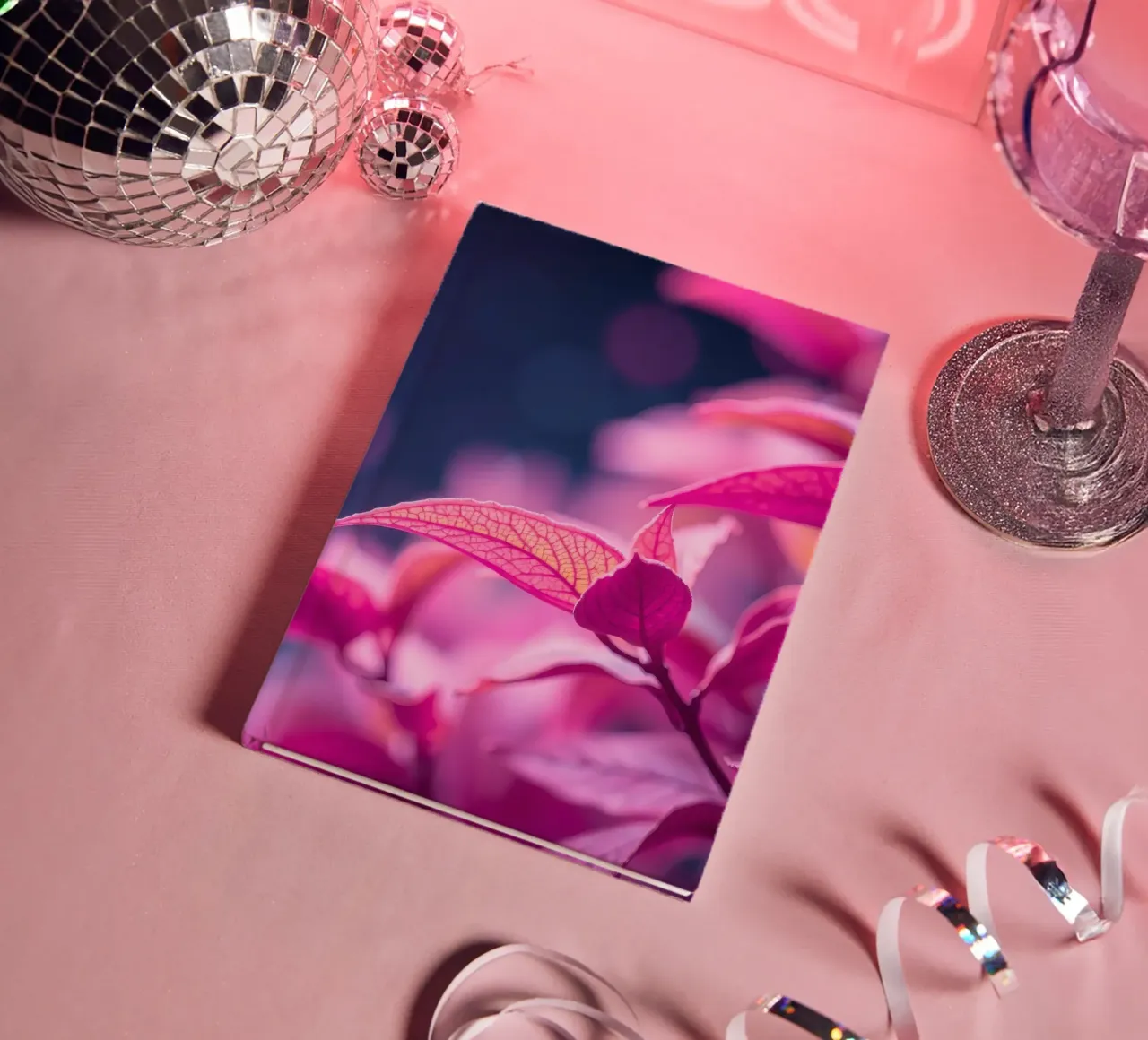 fogliame rosa illuminato da una luce soffusa in un look tranquillo diario da DesignDoodle