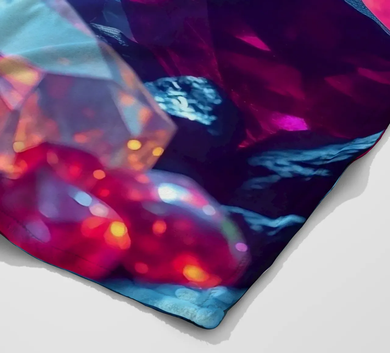 cristalli e pietre preziose illuminati in una grotta mistica coperta in pile da DesignDoodle