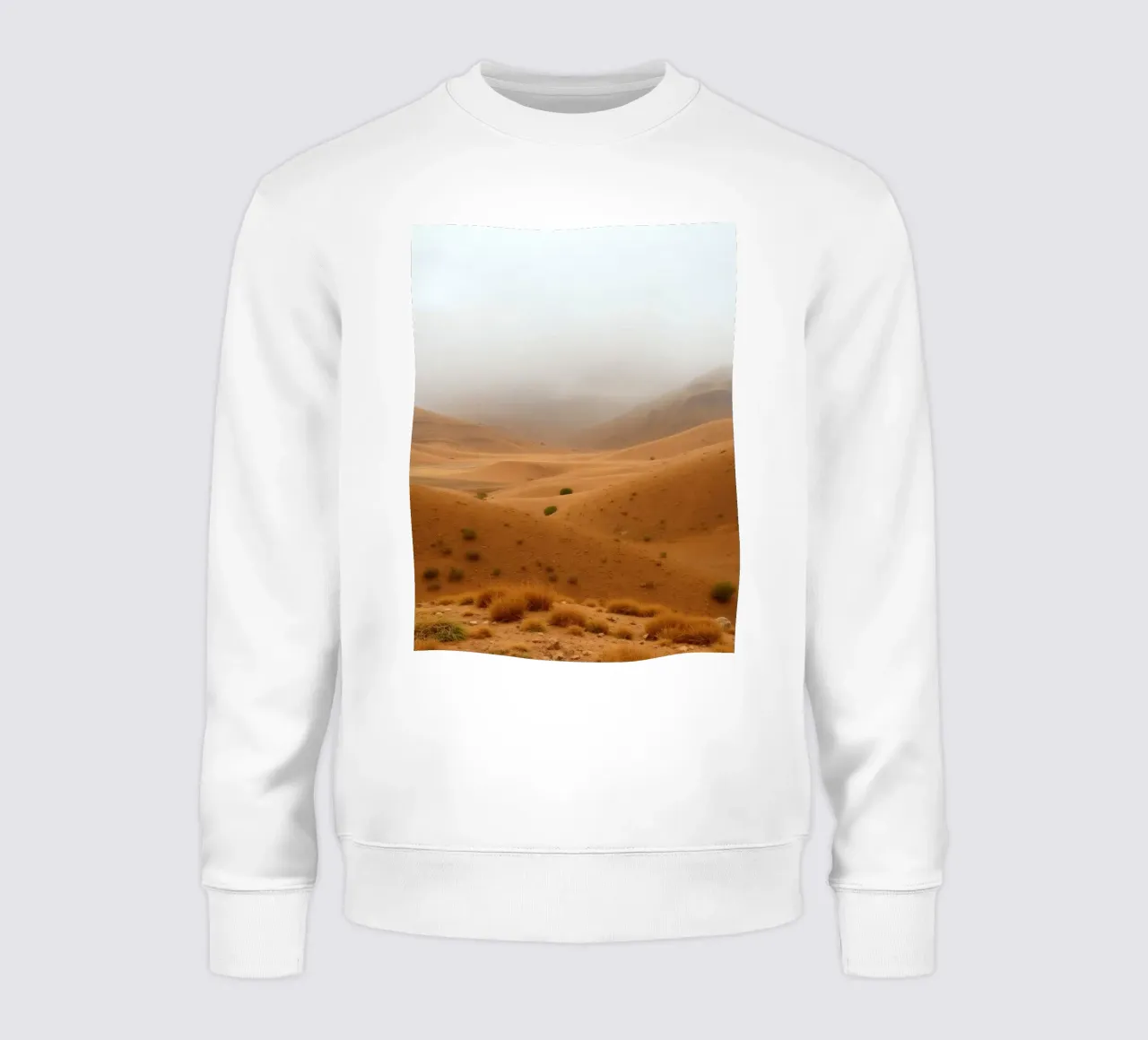 paisaje desértico bajo cielo nublado con suaves dunas onduladas sudadera de DesignDoodle
