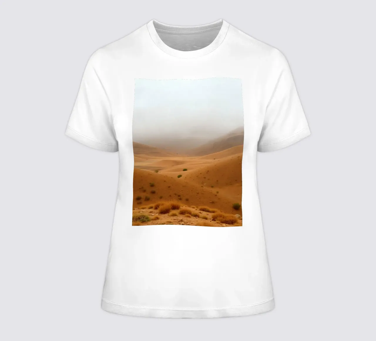 paysage désertique sous un ciel nuageux avec de douces dunes ondulantes t-shirt ajusté pour femmes de DesignDoodle