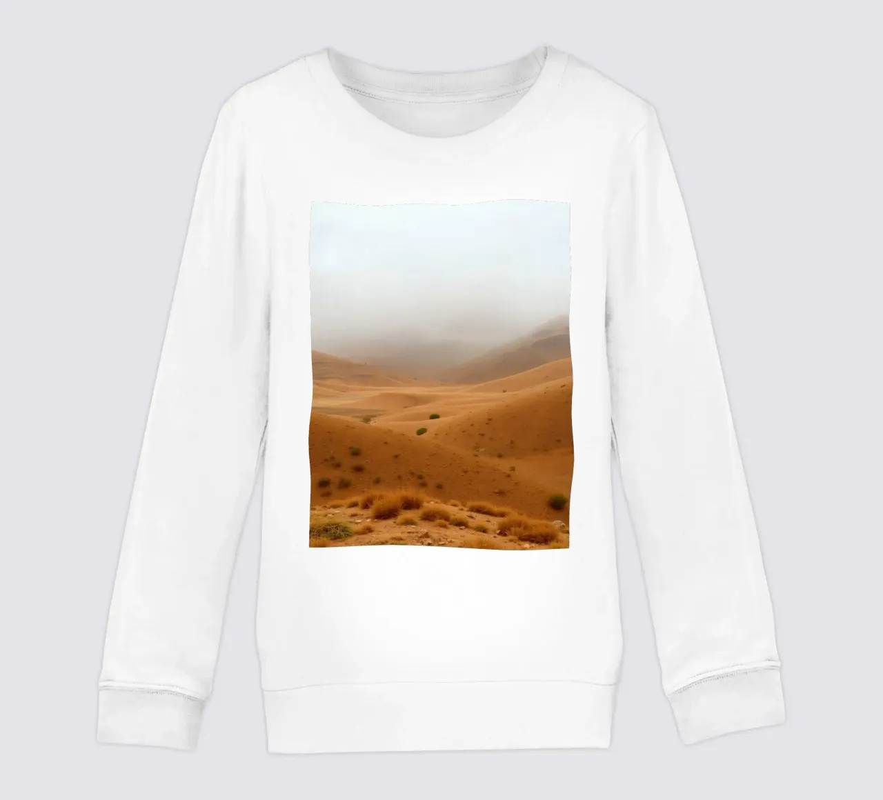 paysage désertique sous un ciel nuageux avec de douces dunes ondulantes sweat enfant de DesignDoodle