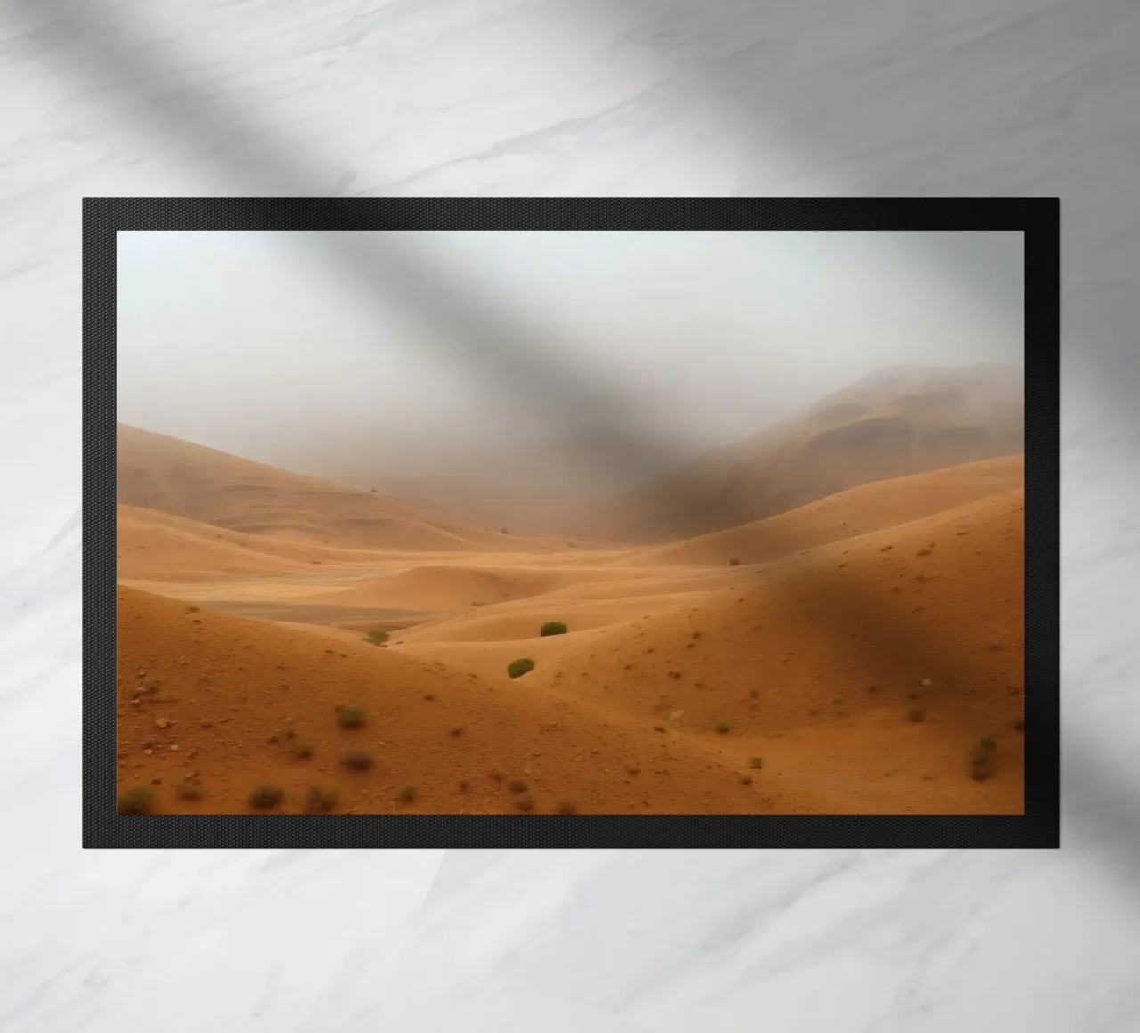 paisaje desértico bajo cielo nublado con suaves dunas onduladas felpudo de DesignDoodle