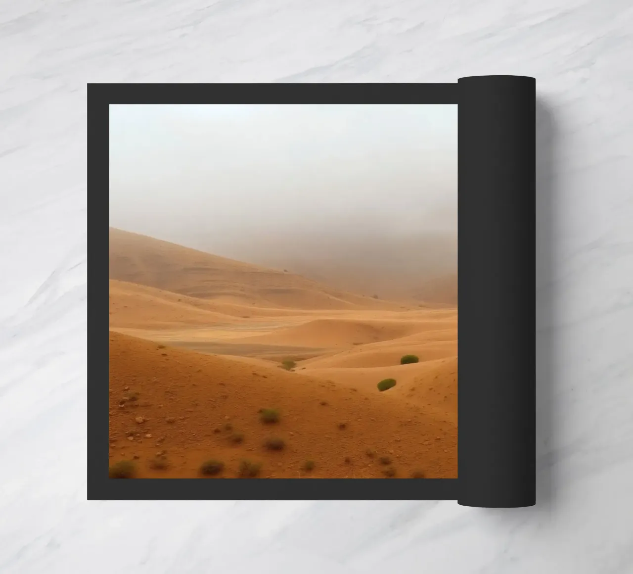 paisaje desértico bajo cielo nublado con suaves dunas onduladas felpudo de DesignDoodle