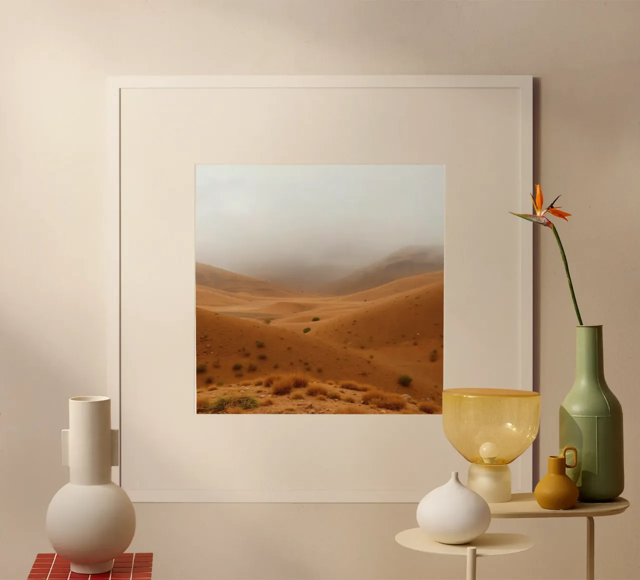 paisaje desértico bajo cielo nublado con suaves dunas onduladas poster con marco de aluminio de DesignDoodle