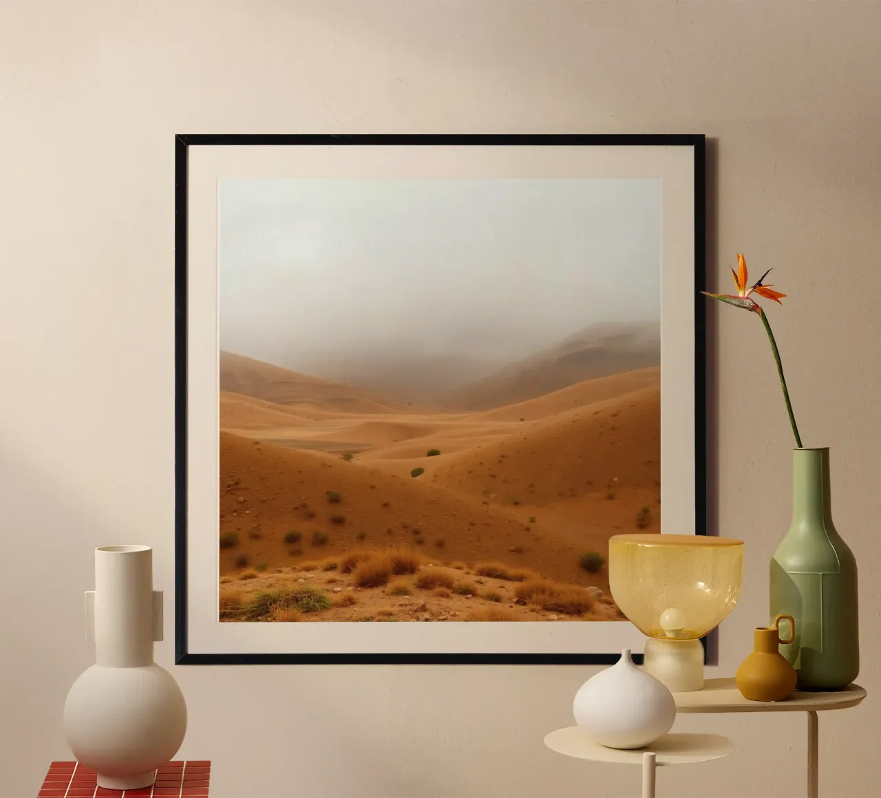 paisaje desértico bajo cielo nublado con suaves dunas onduladas poster con marco de aluminio de DesignDoodle