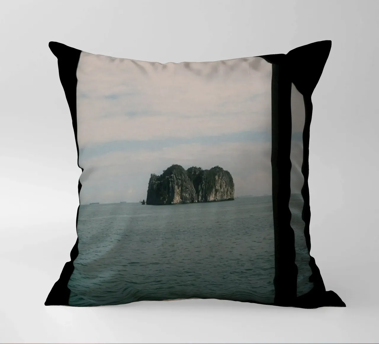 Framed by the Sea at Halong Bay cuscino da FujiPrints