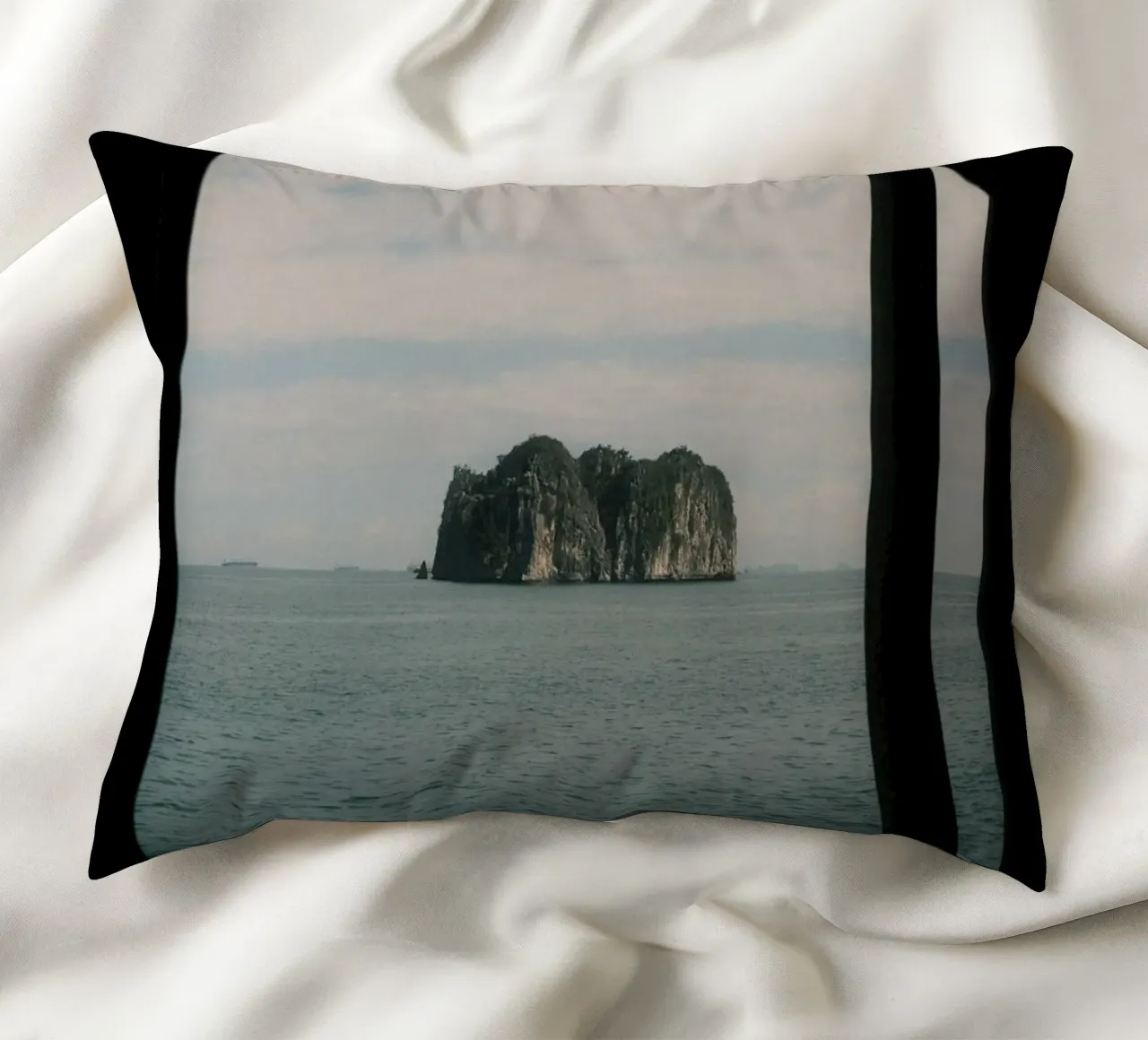 Framed by the Sea at Halong Bay cuscino da FujiPrints