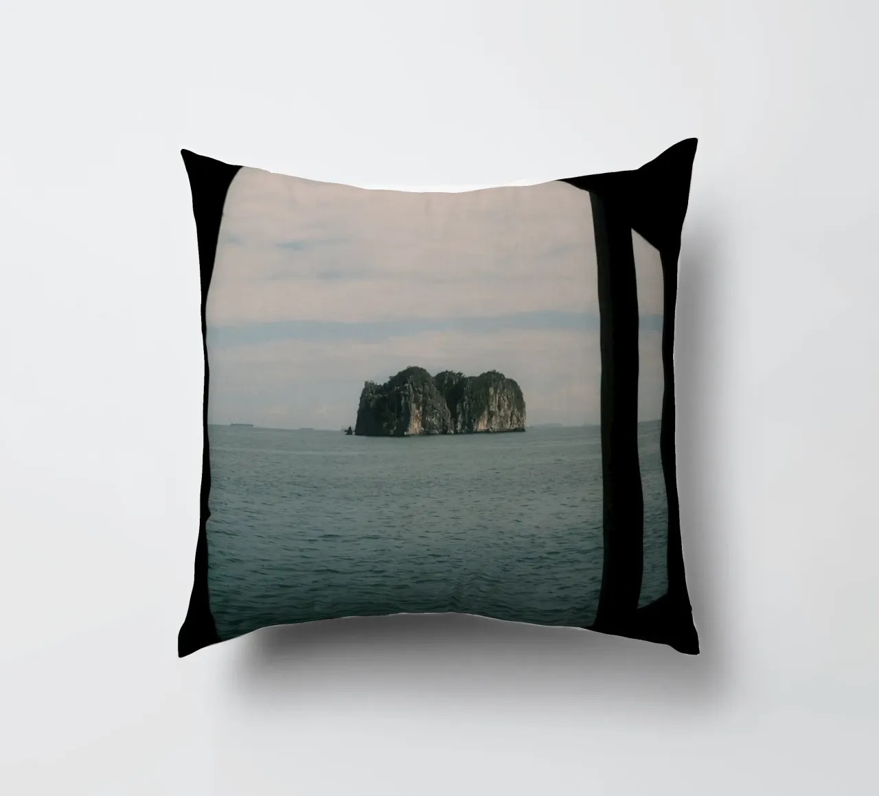 Framed by the Sea at Halong Bay cuscino da FujiPrints