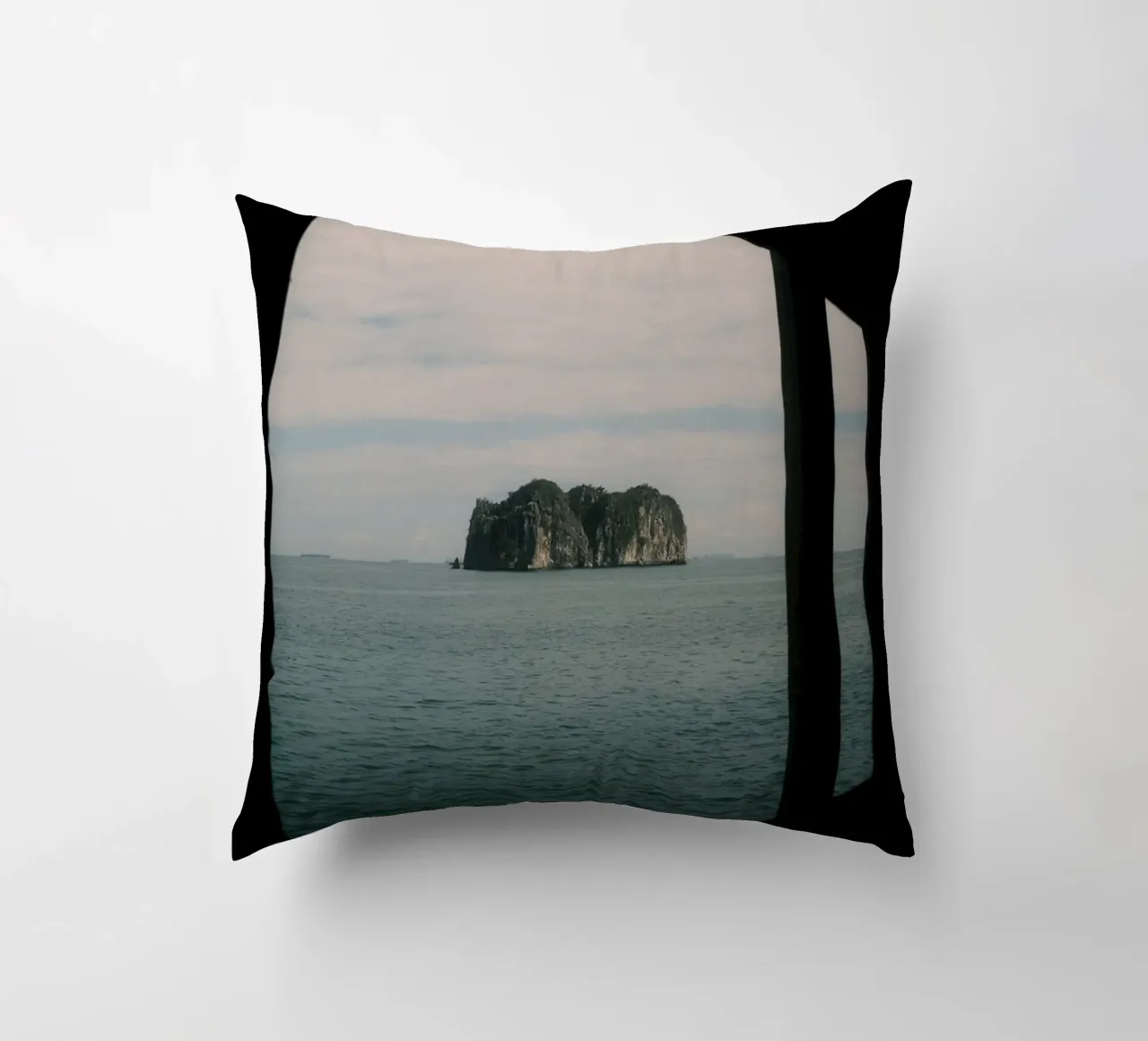 Framed by the Sea at Halong Bay cuscino da FujiPrints