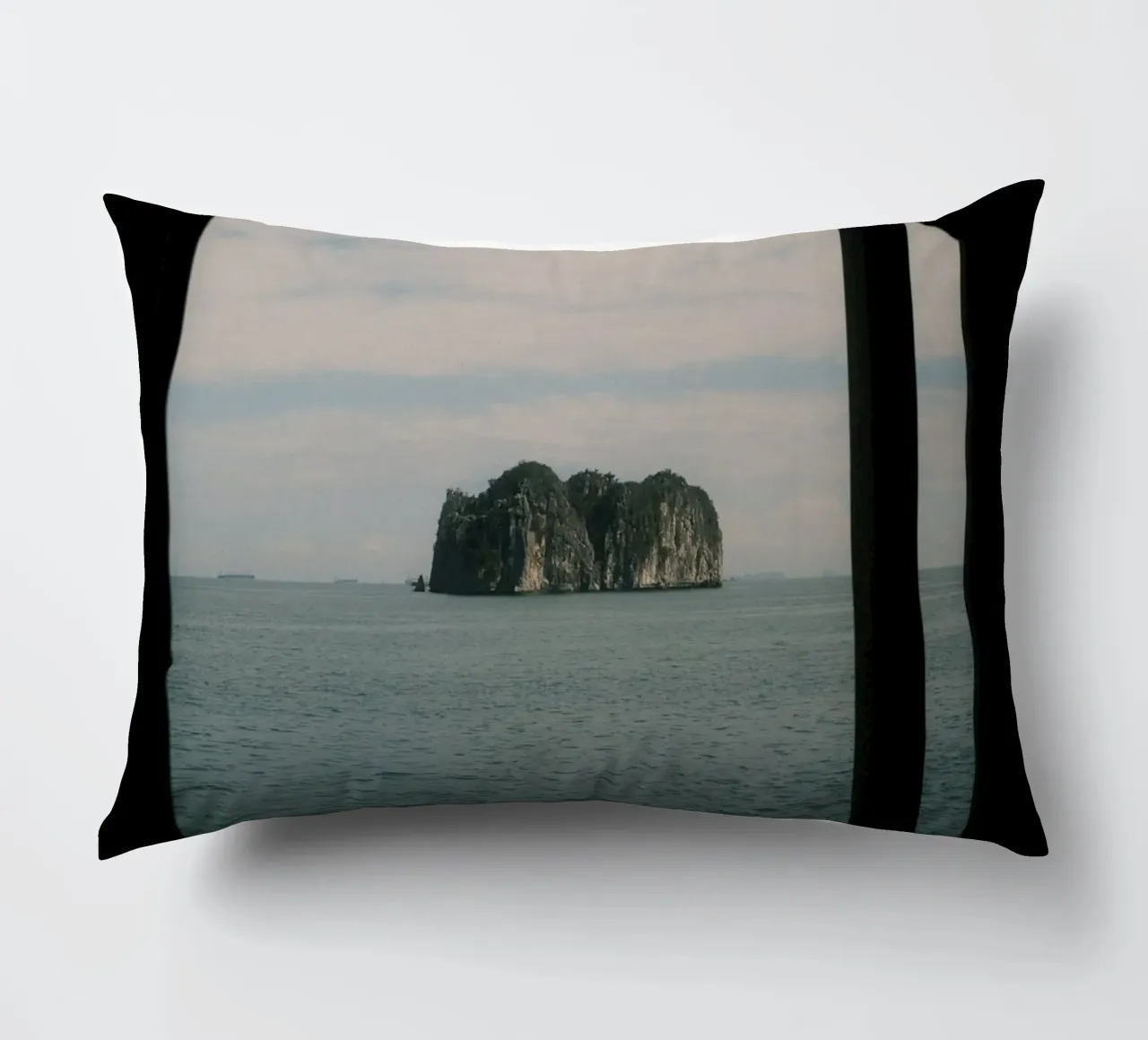 Framed by the Sea at Halong Bay cuscino da FujiPrints
