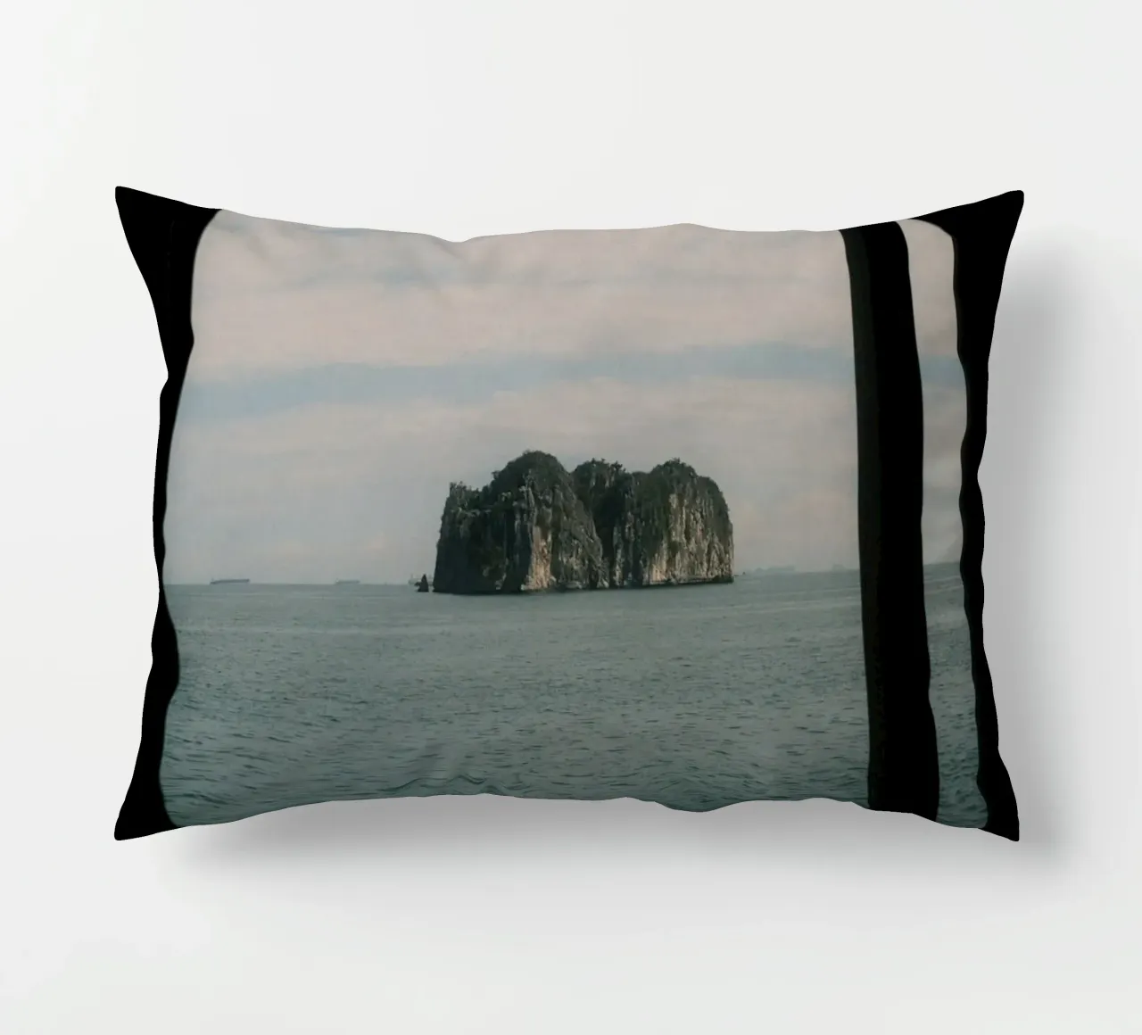 Framed by the Sea at Halong Bay cuscino da FujiPrints
