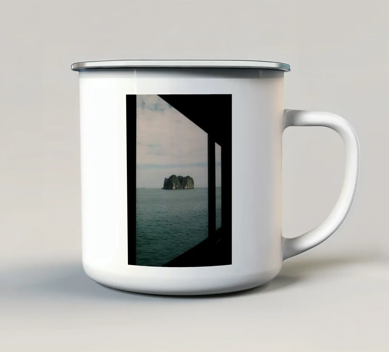 Framed by the Sea at Halong Bay tazza in smalto da FujiPrints