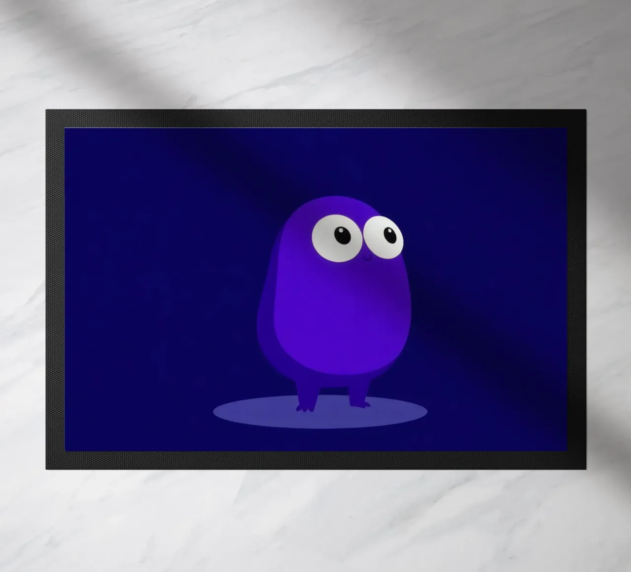 Simpatico personaggio animato viola in piedi zerbino da DesignDoodle