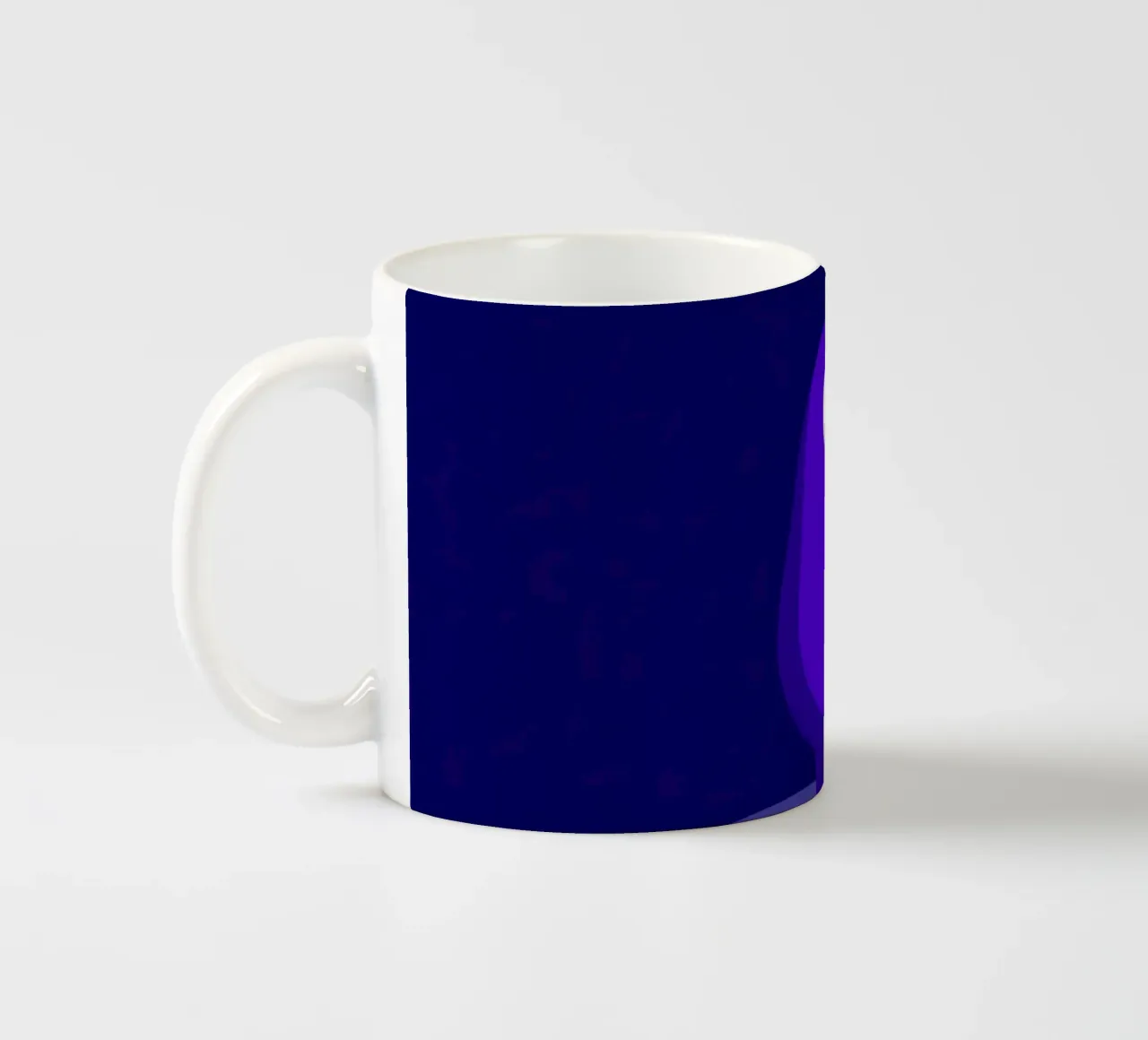 Simpatico personaggio animato viola in piedi tazza in ceramica da DesignDoodle