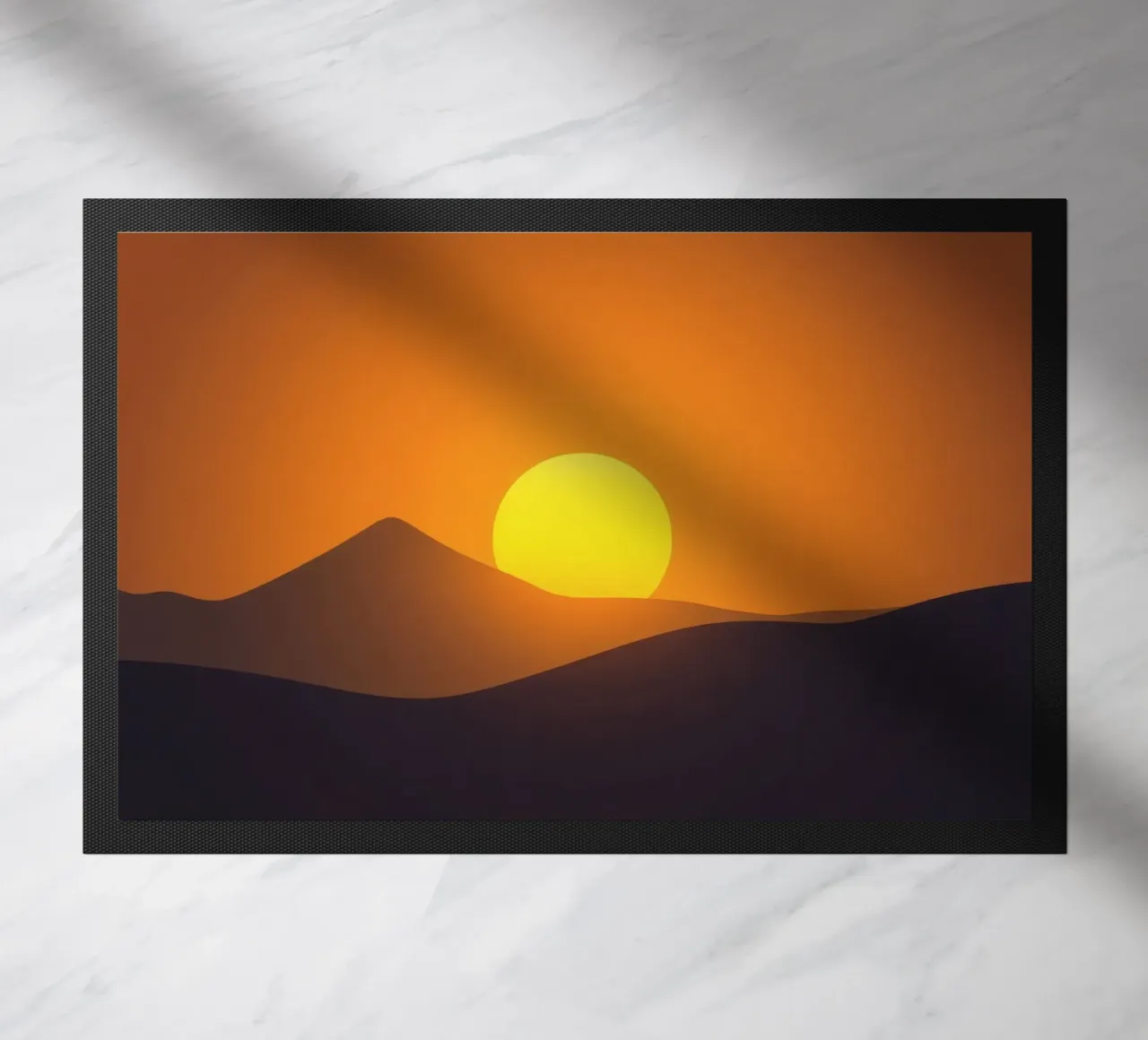 Sonnenuntergang über sanften Hügeln mit einem dramatischen orangefarbenen Himmel Fußmatte von DesignDoodle