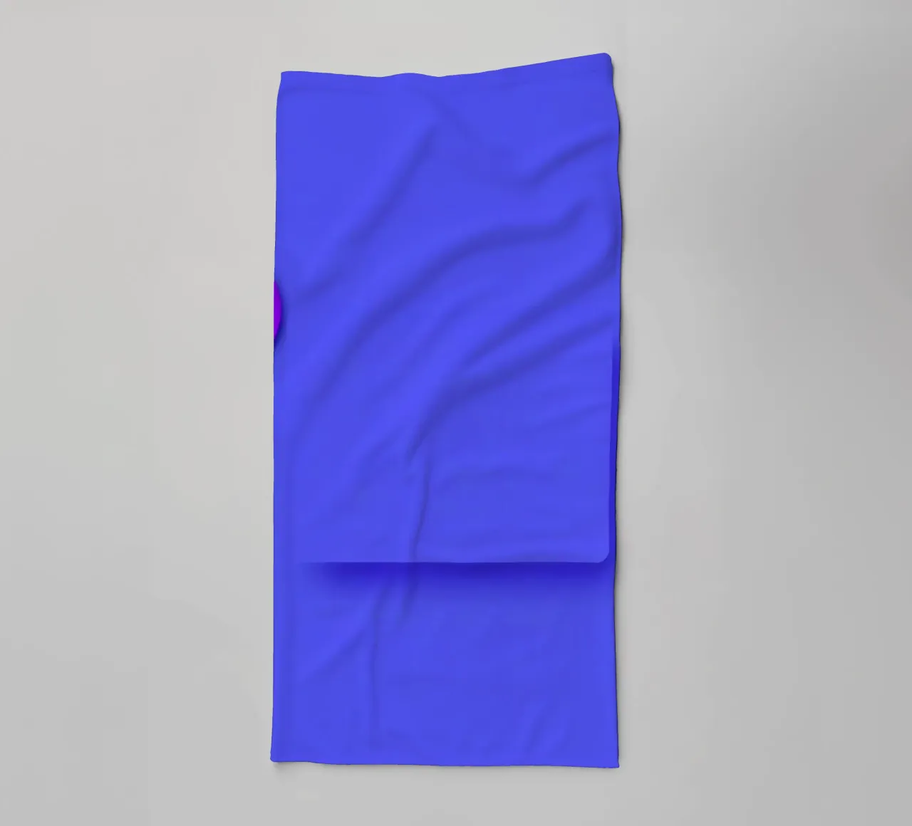 formes abstraites sur fond bleu conception visuellement frappante serviette de bain de DesignDoodle